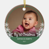 Snowflakes Baby's eerste kerstfoto Groen Keramisch Ornament (Voorkant)
