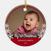 Snowflakes Baby's eerste kerstfoto Rood Keramisch Ornament (Voorkant)