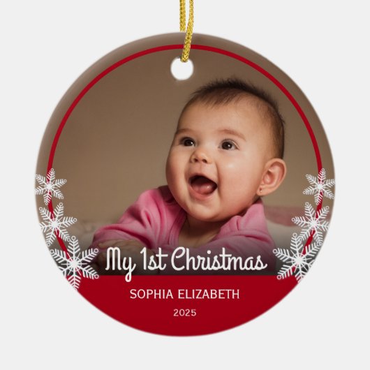 Snowflakes Baby's eerste kerstfoto Rood Keramisch Ornament (Voorkant)