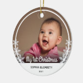 Snowflakes Baby's eerste kerstfoto White Keramisch Ornament (Links)