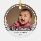 Snowflakes Baby's eerste kerstfoto White Keramisch Ornament (Achterkant)