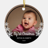 Snowflakes Baby's eerste kerstfoto Zwart Keramisch Ornament (Voorkant)