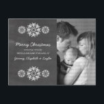 Snowflakes Chalkboard Foto Briefkaart, grijs Feestdagenkaart<br><div class="desc">Moderne en trendy Snowflakes Chalkboard Foto-Briefkaart met een grijs krijtborduiterlijk en elegante sneeuwvlokken in wit. Dit chemische briefkaart is perfect voor het sturen van vakantiebezoeken. Pas uw eigen familiefoto en de persoonlijke groet van uw keus aan. Klik op "Aanpassen" om meer aanpassingsopties te vinden.</div>