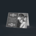 Snowflakes Chalkboard Foto Wenskaart, grijs Feestdagen Kaart<br><div class="desc">Moderne en trendy Snowflakes Chalkboard Foto-Wenskaart met een grijs krijtborduiterlijk en elegante sneeuwvlokken in wit. Deze creditcard is perfect voor het verzenden van vakantiebezoeken. Pas uw eigen familiefoto en de persoonlijke groet van uw keus aan. Klik op "Aanpassen" om meer aanpassingsopties te vinden.</div>