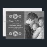 Snowflakes Chalkboard Fotoplatte Kaart, grijs Feestdagenkaart<br><div class="desc">Moderne en trendy Snowflakes Chalkboard Fotoplatte Kaart met een grijze krijtbordachtergrond en elegante sneeuwvlokken in wit. Deze creditcard is perfect voor het verzenden van vakantiebezoekers. Pas uw eigen familiefoto en de persoonlijke groet van uw keus aan. Klik op "Aanpassen" om meer aanpassingsopties te vinden.</div>