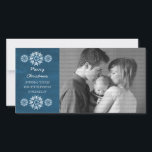 Snowflakes Chalkboard Holiday Photo Card, blauw Feestdagenkaart<br><div class="desc">Moderne en trendy Snowflakes Chalkboard-fotokaart met een koninklijk blauw bord ziet er naar de achtergrond en elegante sneeuwvlokken in het wit uit. Deze creditcard is perfect voor het verzenden van vakantiebezoekers. Pas uw eigen familiefoto en de persoonlijke groet van uw keus aan. Klik op "Aanpassen" om meer aanpassingsopties te vinden....</div>