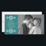 Snowflakes Chalkboard Holiday Photo Card, Blauwgro Feestdagenkaart<br><div class="desc">Moderne en trendy Snowflakes Chalkboard-fotokaart met een turkooischalkboard die er als achtergrond uitziet en elegante sneeuwvlokken in wit. Deze creditcard is perfect voor het verzenden van vakantiebezoekers. Pas uw eigen familiefoto en de persoonlijke groet van uw keus aan. Klik op "Aanpassen" om meer aanpassingsopties te vinden.</div>