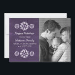 Snowflakes Chalkboard Photo Flat Kaart, Paars Feestdagenkaart<br><div class="desc">Moderne en trendy Snowflakes Chalkboard Fotoplatte Kaart met een paarse scharnierplank,  een achtergrond en elegante sneeuwvlokken in wit. Deze creditcard is perfect voor het verzenden van vakantiebezoekers. Pas uw eigen familiefoto en de persoonlijke groet van uw keus aan. Klik op "Aanpassen" om meer aanpassingsopties te vinden.</div>