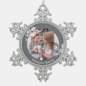 Snowflakes, donkergrijze fotoMonogram Tin Sneeuwvlok Ornament (Voorkant)