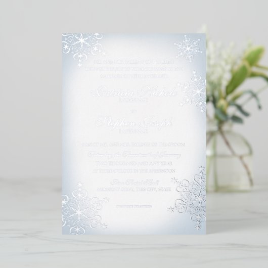 Snowflakes Dusty Blue Wedding Silver Folie Uitnodiging (Staand Voorkant)