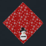 Snowflakes en Snowman Dog-naam Bandana<br><div class="desc">Dress je hond op voor de kerstmis en de winterbanaan. Dit rode verband heeft een sneeuwvlokachtergrond met een sneeuwpop en ruimte voor de naam van je hond.</div>