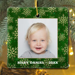 Snowflakes op groene foto keramisch ornament<br><div class="desc">Je favoriete foto is voorzien van een vierkant keramisch ornament met gouden sneeuwvlokken op een groene,  wazige kerstachtergrond. Upload je eigen afbeelding naar creëer kerstboomornamenten voor jezelf of geef je als cadeau aan familie,  vrienden,  ouders en grootouders! Meer materialen,  vormen en DESIGN in onze winkel.</div>