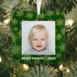 Snowflakes op groene foto metalen ornament<br><div class="desc">Je favoriete foto is te zien op een ornament van vierkante metalen met gouden sneeuwvlokken op een groene,  wazige kerstachtergrond. Upload je eigen afbeelding naar creëer kerstboomornamenten voor jezelf of geef je als cadeau aan familie,  vrienden,  ouders en grootouders! Meer materialen,  vormen en DESIGN in onze winkel.</div>