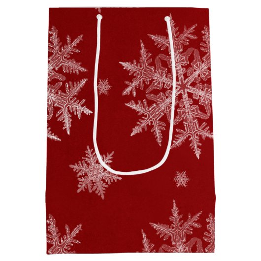 Snowflakes Red Holiday Kerstmis Medium Cadeauzakje (Achterkant)