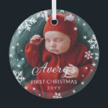 Snowflakes & Stars Baby's eerste kerstfoto Glas Ornament<br><div class="desc">Mooie ronde kerstversiering om het eerste kerstfeest van je baby te vieren. Voeg een foto van je baby, jongen of meisje toe, hun naam en het jaar. Witte sneeuwvlokken en sterren staan op je foto gedrukt om het een prachtig wintergevoel te geven. Snowflake en ster met het eerste kerstfeest ornament...</div>