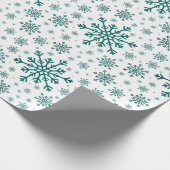 Snowflakes van smaragdgroen op de winter cadeaupapier (Hoek)
