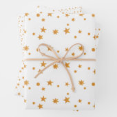 Snowflakes van witte en goudkerst inpakpapier vel (In situ)