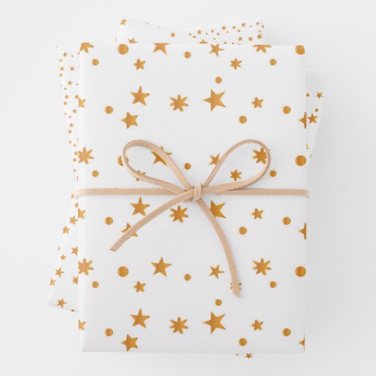 Snowflakes van witte en goudkerst inpakpapier vel (In situ)