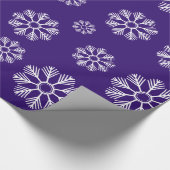 Snowflakes Winter Pattern Holiday Paars Cadeaupapier (Hoek)
