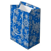Snowflap-blauw met feestelijk kerstsnoeppatroon medium cadeauzakje (Voorkant Gekanteld)