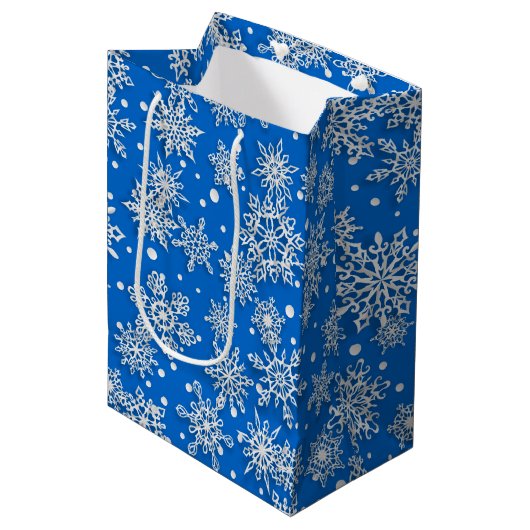 Snowflap-blauw met feestelijk kerstsnoeppatroon medium cadeauzakje (Voorkant Gekanteld)