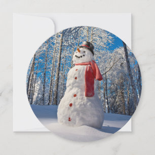 Snowman aan het front van het door sneeuw gedekte  feestdagenkaart