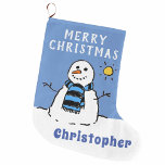 Snowman Afbeelding op een gepersonaliseerde Grote Kerstsok<br><div class="desc">Kerstkous met Winter Snowman Design in een cartoon-stijl. Frosty the Snowman speelt zich af tegen een blauwe achtergrond. Voeg je eigen gegevens toe.</div>