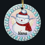 Snowman Angel Keramisch Ornament<br><div class="desc">Sneeuwman Angel ornament, T-shirt en geschenken van ArtMuvz Illustration. Bijpassende Funny Snowmen shirt, multomap, mok, ornament. Om jouw namen toe te voegen te personaliseren of tekst toe te voegen. Pas dit sneeuwpop ornament aan om het uniek van u te maken of als een gepersonaliseerd cadeau te geven</div>