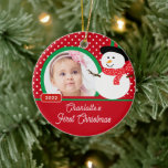 Snowman Baby's eerste kerstfoto Keramisch Ornament<br><div class="desc">Kute Photo-kerstversiering met een schattig meisje Snowman op een roze en witte poka-stip-achtergrond,  voeg gewoon UW FOTO toe! Ideaal voor eerste Kerstmis en tweede Kerstmis. Een Wonderd kerstcadeau zal zeker nog vele jaren worden gekoesterd.</div>