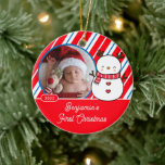 Snowman Baby's eerste kerstfoto Keramisch Ornament<br><div class="desc">Met een schattige rendiersnowman met een rode strepe achtergrond kunt u uw foto gewoon toevoegen! Ideaal voor eerste Kerstmis en tweede Kerstmis. Een Wonderd kerstcadeau zal zeker nog vele jaren worden gekoesterd.</div>