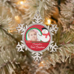 Snowman Baby's eerste kerstfoto Tin Sneeuwvlok Ornament<br><div class="desc">Kute Photo-kerstversiering met een schattig meisje Snowman op een roze en witte poka-stip-achtergrond,  voeg gewoon UW FOTO toe! Ideaal voor eerste Kerstmis en tweede Kerstmis. Een Wonderd kerstcadeau zal zeker nog vele jaren worden gekoesterd.</div>