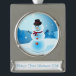 Snowman Baby's eerste kerstversiering Verzilverd Banner Ornament<br><div class="desc">Het eerste Ornament van de sneeuwpopbaby is een aandenken dat je door de jaren heen zult koesteren. Het ontwerp is voorzien van een sneeuwman met heuvels achter hem, in kleuren variërend van wit tot blauw. De onderste tekst zegt: "Baby's First Christmas 2016;" u kunt deze tekst eenvoudig naar wens aanpassen....</div>