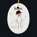 Snowman Baseball Player Keramisch Ornament<br><div class="desc">Een schattig ontwerp van een sneeuwbalspeler met een sneeuwpop met een honkbal voor een deel van zijn lichaam. Een bovenste hoed en een wortelneus accentueren hem.</div>