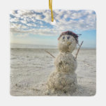 Snowman Beach Florida Vacation Holiday Kerstmis Keramisch Ornament<br><div class="desc">Ik vond een schattige jongen op het strand en kon niet weerstaan om hem te vangen. Ik wens je de warmste groeten uit Florida en dat deze sneeuwman,  er,  shellman,  je laat glimlachen!</div>