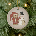 Snowman-Beer in het klusje Keramisch Ornament<br><div class="desc">Whimsical-beer verkleed als Santa Claus met zijn vriend de sneeuwman die hem helpt met de Naughty of Nice lijst. Het heeft een bleke bruine en witte poka stipachtergrond. Kan aan de achterkant gepersonaliseerd worden met de naam van uw kind en het jaar.</div>
