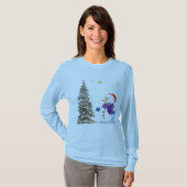 Snowman bewondert de evergroene boom. t-shirt (Voorkant volledig)