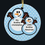 Snowman Big & Little Brother kerstversiering Keramisch Ornament<br><div class="desc">Dated Snowman Big Brother met de kleine broerkerstversier Een Wonder kerstcadeau dat zeker nog vele jaren wordt gekoesterd.</div>