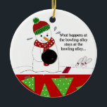 Snowman Bowler Keramisch Ornament<br><div class="desc">Een zoete sneeuwman voor een nacht bowlen. Sommigen klopten met bowlingspelden en een cool gezegde.</div>