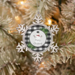 Snowman Buffalo Ornament met snowflake<br><div class="desc">Decoreer je kerstboom dit vakantieseizoen met een Snowman Buffalo Pset Snowflake Ornament. Het ontwerp van het ornament is voorzien van een doos voorzien van pijnboomtakken en charmante sneeuwman tegen een zwarte en witte buffelpleister achtergrond. Extra cadeautjes en vakantiepunten zijn ook bij dit ontwerp beschikbaar.</div>