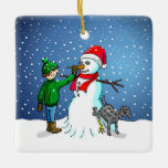 Snowman Building Keramisch Ornament<br><div class="desc">De jongen heeft een sneeuwpop gebouwd waar zijn hond op staat en urineert terwijl de jongen de sneeuwman een wortelneus geeft.</div>