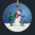 Snowman Building Keramisch Ornament<br><div class="desc">De jongen heeft een sneeuwpop gebouwd waar zijn hond op staat en urineert terwijl de jongen de sneeuwman een wortelneus geeft.</div>