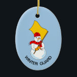 Snowman Colorguard Keramisch Ornament<br><div class="desc">Een sneeuwman die een vlag houdt en een sjaal met vlaggen draagt,  is een humoristisch garderotief voor leden van de colorguard- en winterwacht bij de geboorte en feestdagen Tekst kan worden gewijzigd.</div>