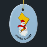 Snowman Colorguard Keramisch Ornament<br><div class="desc">Een sneeuwman die een vlag houdt en een sjaal met vlaggen draagt,  is een humoristisch garderotief voor leden van de colorguard- en winterwacht bij de geboorte en feestdagen Tekst kan worden gewijzigd.</div>