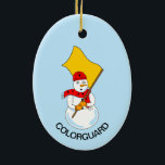 Snowman Colorguard Keramisch Ornament<br><div class="desc">Een sneeuwman die een vlag houdt en een sjaal met vlaggen draagt,  is een humoristisch garderotief voor leden van de colorguard- en winterwacht bij de geboorte en feestdagen Tekst kan worden gewijzigd.</div>