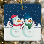 Snowman Couple Cute Persoonlijke Kerstmis Keramisch Ornament<br><div class="desc">Snowman Couple Cute Personalized kerstkeramisch Ornament. Kute 5-persoons sneeuwman met kerstversiering. Maakt het perfecte persoonlijke kerstcadeau voor het vakantieseizoen.</div>