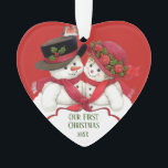 Snowman Couple, Eerste Kerstmis Ornament<br><div class="desc">Dit schattige ontwerp is voorzien van een  stijl,  sneeuwman en sneeuwvrouw dragen rode sjaals vakantie petten. De tekst op de onderkant luidt: "ONZE EERSTE KERST - 20XX". Dit kan gepersonaliseerd worden. De achterkant van het ornament heeft een ruimte waar u uw vakantiebericht kunt toevoegen.</div>