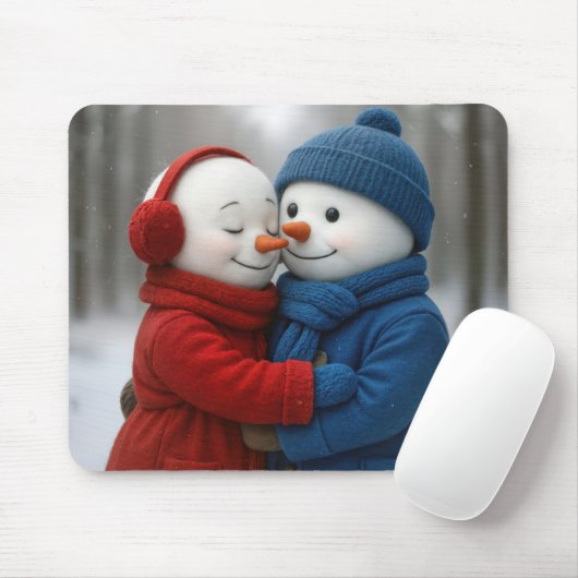 Snowman Couple Hugging in Winter Forest Muismat (Met muis)
