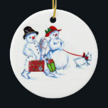Snowman Couple Keramisch Ornament<br><div class="desc">Een gelukkige sneeuwman en vrouw met cadeaus en sneeuwhond.</div>