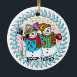 Snowman Couple Keramisch Ornament<br><div class="desc">Snowman Couple ornament,  T-shirt,  geschenken en kleding van ArtMuvz Illustration. Bijpassende sneeuwman kleding,  T-shirts,  vakantie geschenken. Snowman T-shirt,  kerstcadeaus en winterkleding.</div>