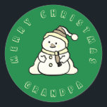 Snowman Custom Merry Christmas Opa Groen Ronde Sticker<br><div class="desc">Deze ronde groene kerst stickers zijn voorzien van een schattige sneeuwpop. De finishing touch is de naam van je opa of "opa" in vet lettertype. Om de naam van de sneeuwman te wijzigen,  klikt u op de personalisatieknop. Dit ontwerp bevat elementen van A.I.</div>